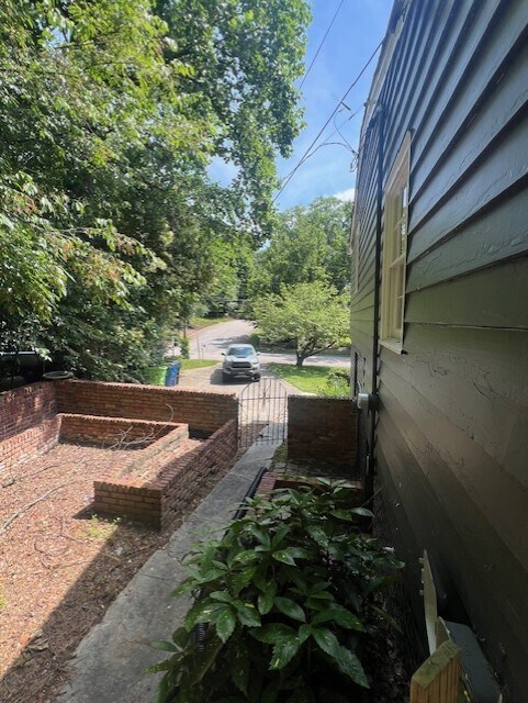 Building Photo - 913 Brookwood Dr