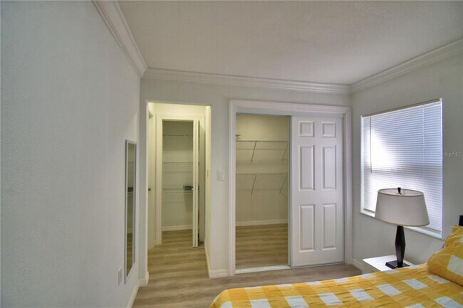 Building Photo - 2405 Roslyn Ln