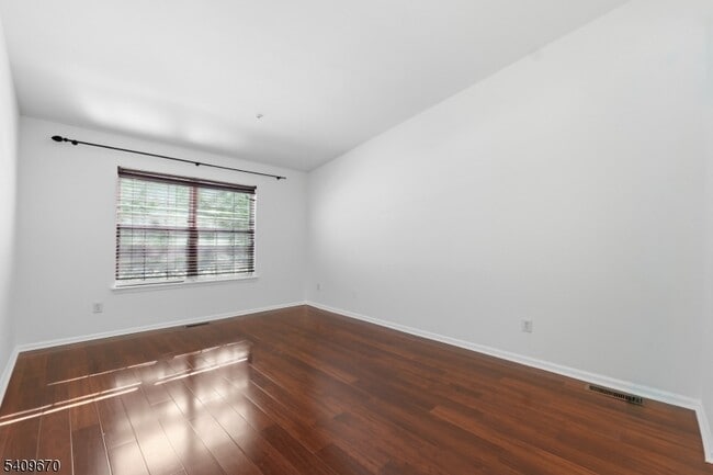 Building Photo - 402 Dalton Ct