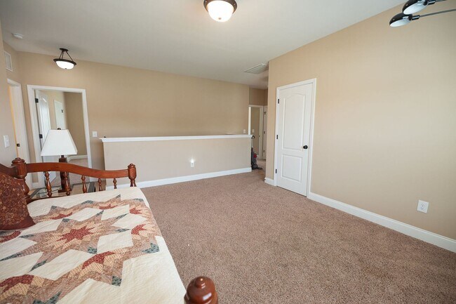 Building Photo - Spacious stunning 5-Bedroom 4 bathroom Home in a Desirable Neighborhood in Summerfield NC