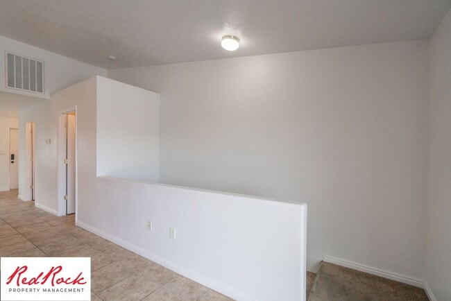 Building Photo - Spacious 3 Bedroom Townhome in Central St....