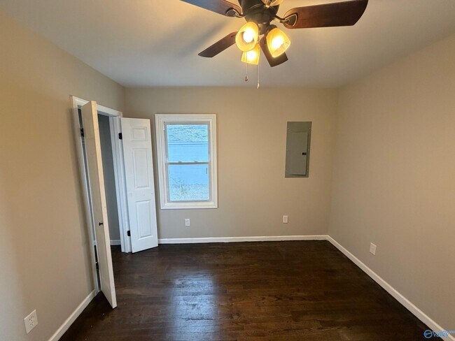 Building Photo - 1628 8th St SE