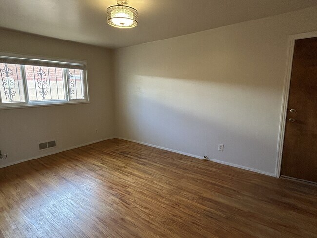 Building Photo - 2712 Palomas Dr NE