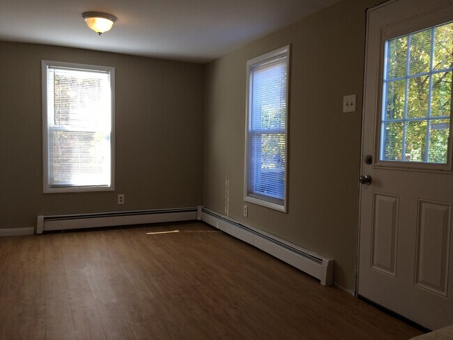 Building Photo - AVAILABLE NOW! Economical home with wood floors, Palisades Schools, laundry, gas heat