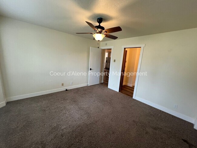 Building Photo - 10230 N Hillview Dr