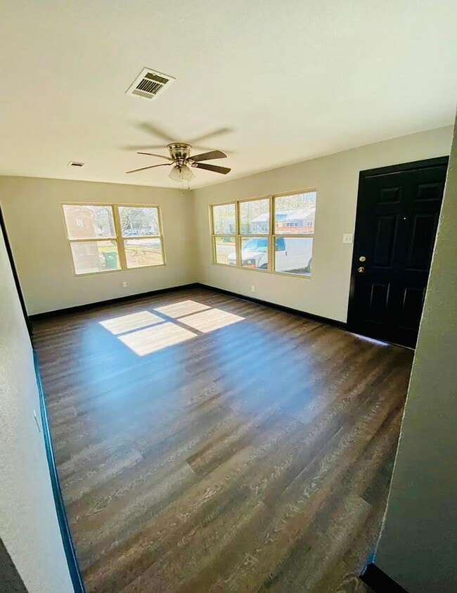 Building Photo - A Great Rental Waiting For You To Make It Home!