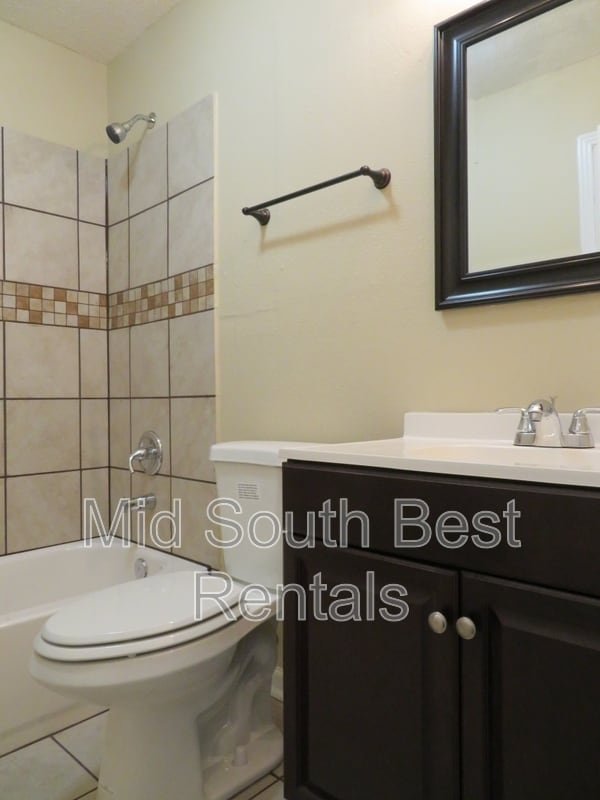 Building Photo - 1048 University St