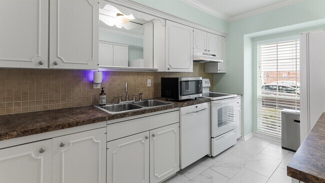 Building Photo - 2107 Lander Ln