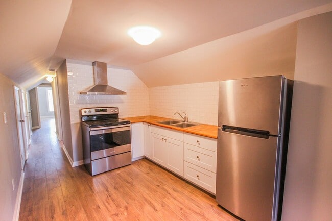Building Photo - 2 Bedroom in the Heart of Highland Park! Parking included!