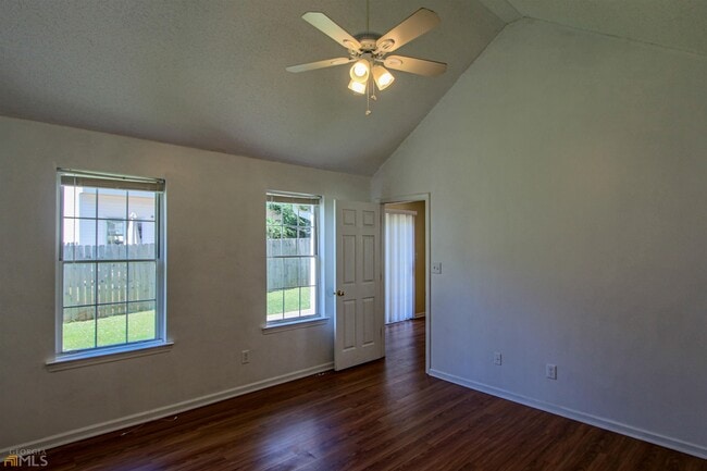 Building Photo - 619 W Manor