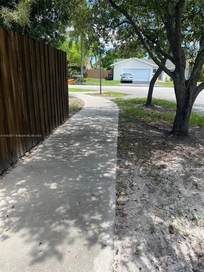 Building Photo - 5004 SW 140th Ct