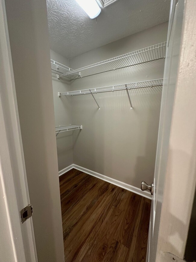 Building Photo - 3505 Lakeside Ct