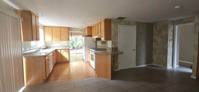 Building Photo - 16248 NE 29th St