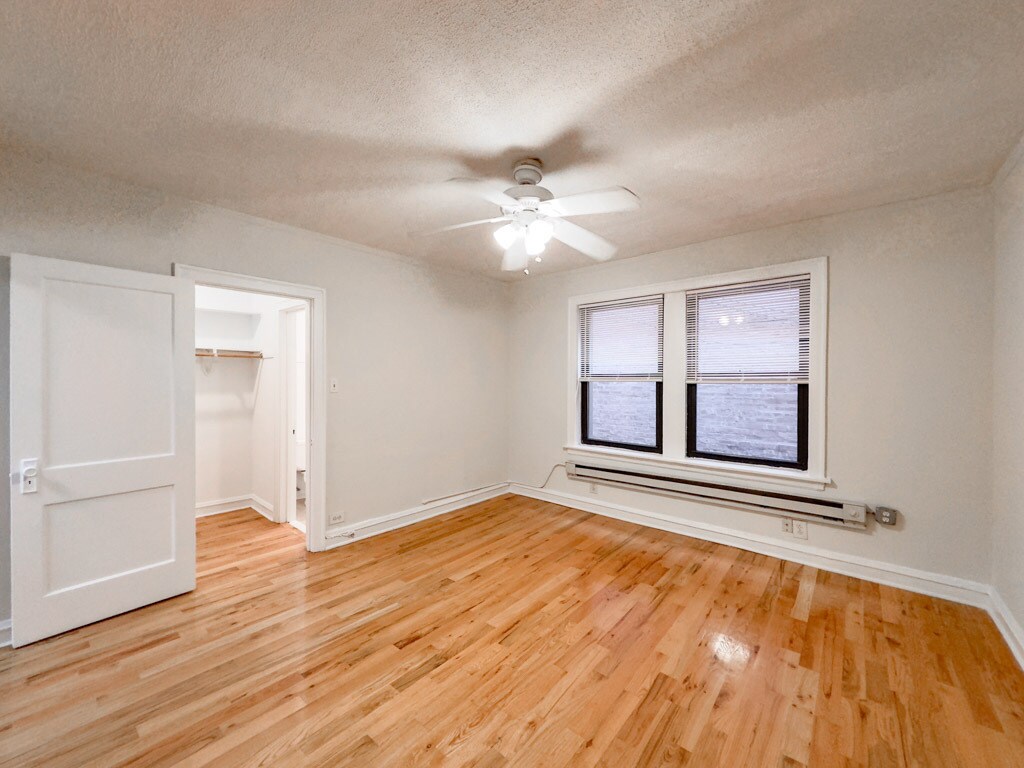 Building Photo - 545 W Wellington Ave