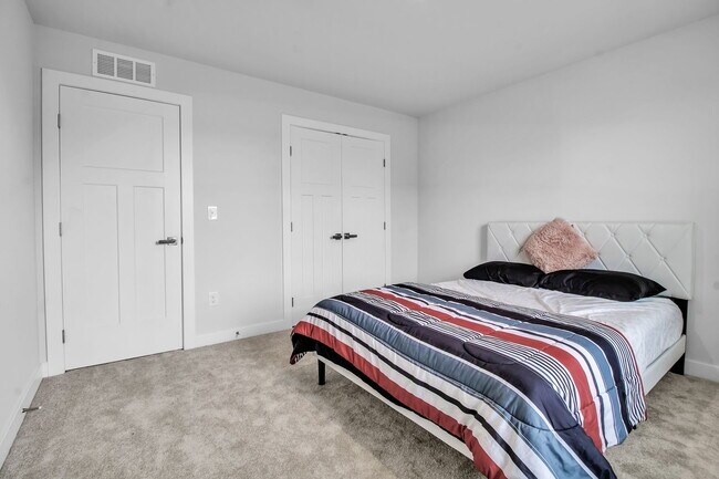 Building Photo - 4966 Brauer Dr