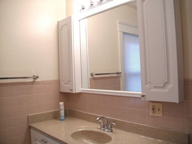 Building Photo - 1242 E High St