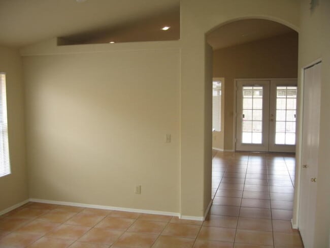 Building Photo - Gilbert 3Bd/2Bth + Den Single Story Home - Landscaping Included