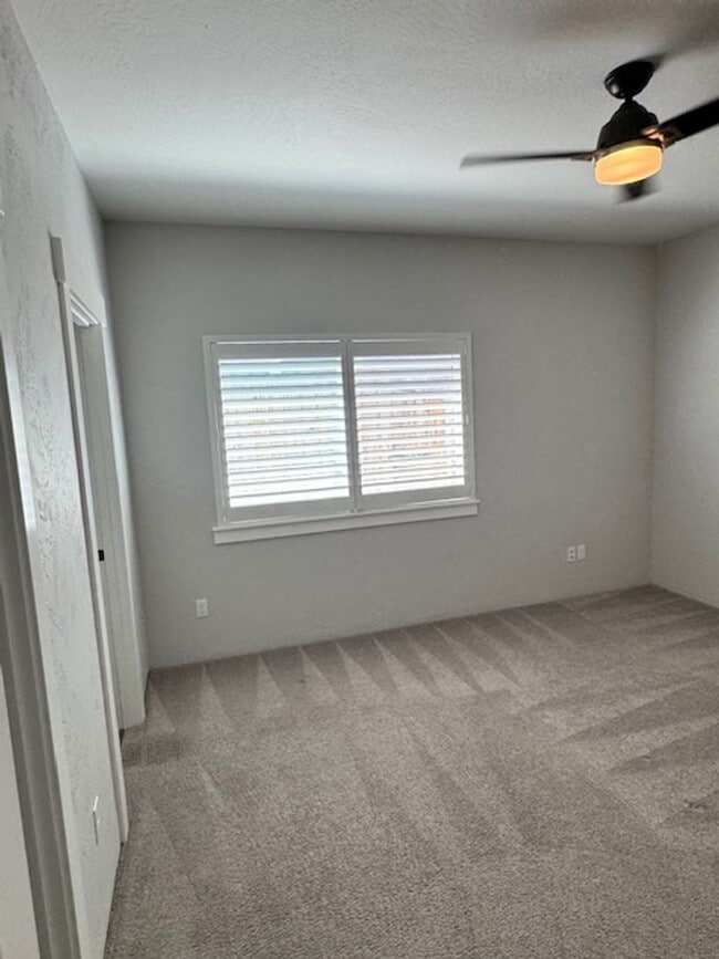Building Photo - SINGLE LEVEL 3 BEDROOM/ UPGRADES W/ EASY M...