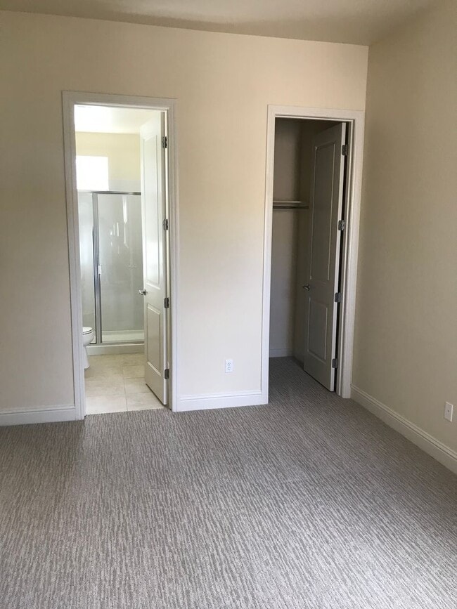 Building Photo - Somerset Stunner with All the Amenities - Including Golf!!