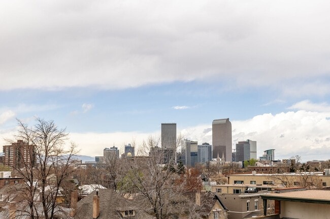 Building Photo - Top-Floor 2BA, 1BA Cap Hill Condo with Par...