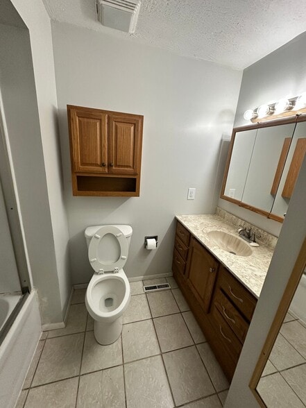 Building Photo - 717 Hillcrest Ave