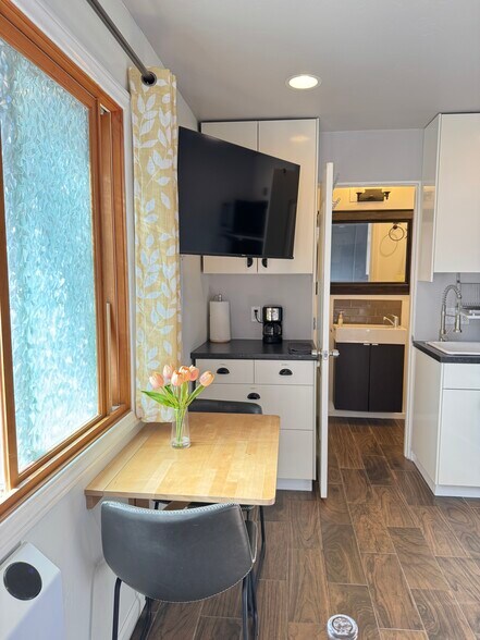 Building Photo - 313 S Rios Ave