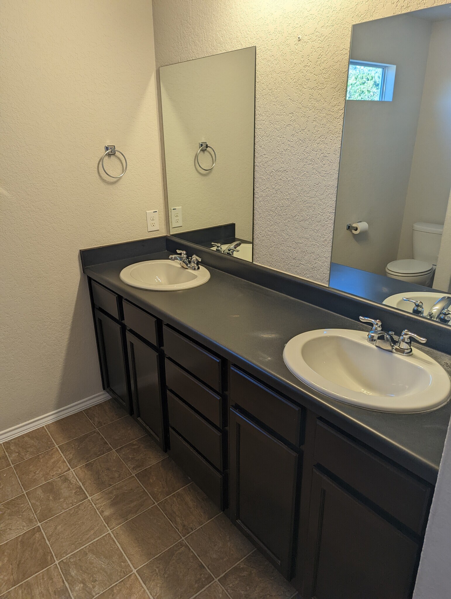 His and hers sinks - 13034 Oconnor Cv