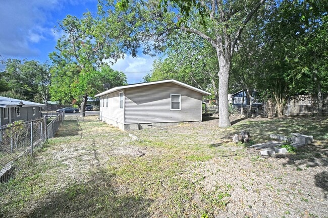 Building Photo - 633 S Academy Ave