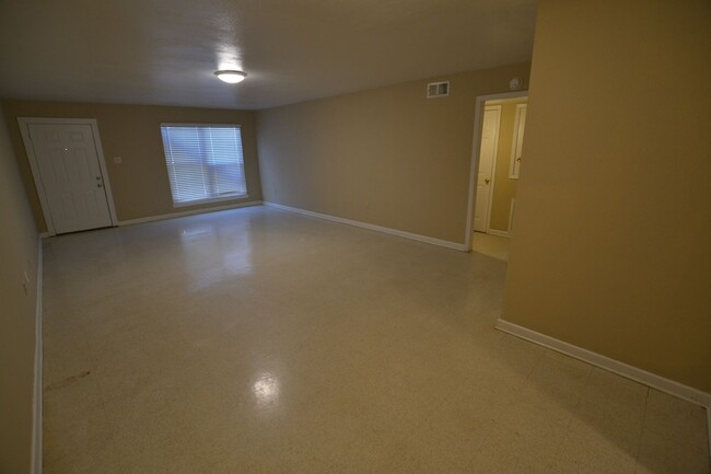 Building Photo - 2 bedroom, 2 bath apartments in Sherwood F...