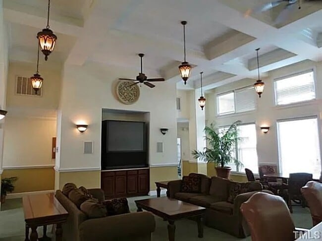 Building Photo - Gorgeous Condo in the heart of Chapel Hill