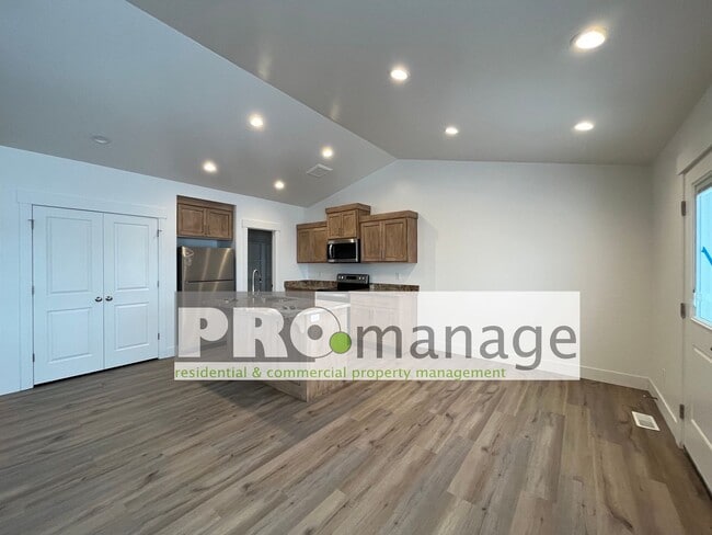 Building Photo - 3 Bed, 2 Bath Town Home w/ 2 Car Garage - BRAND NEW - Idaho Falls
