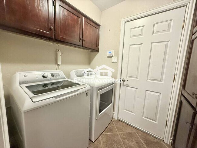 Building Photo - Beautiful home in well established neighbo...