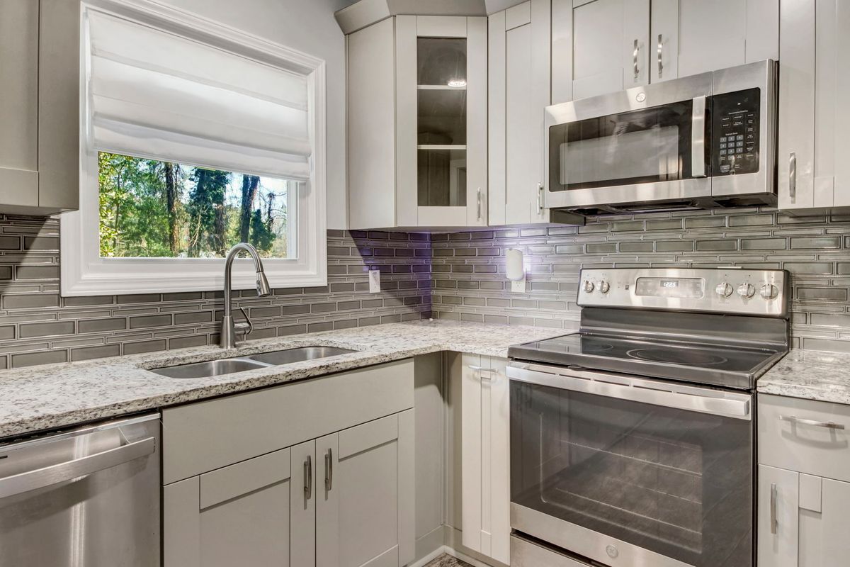 Building Photo - 2692 Rockcliff Rd SE