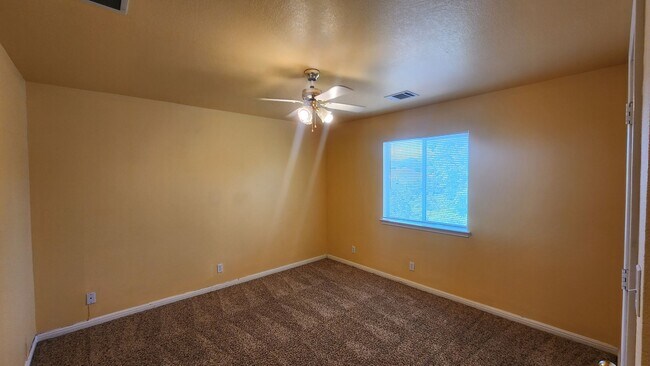 Building Photo - Located In the heart of Stone Oak