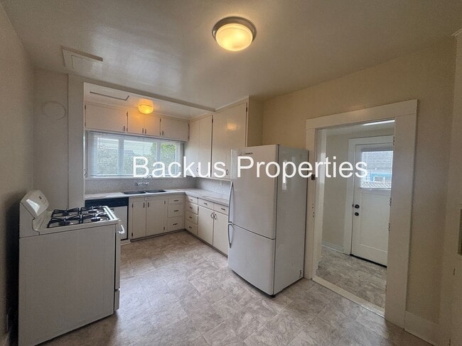 Building Photo - Three bedroom cottage less tha two blocks ...