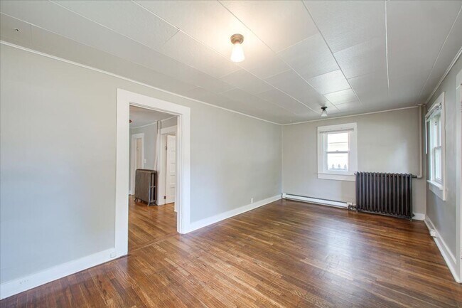 Building Photo - Adorable Guest Cottage in the North End!
