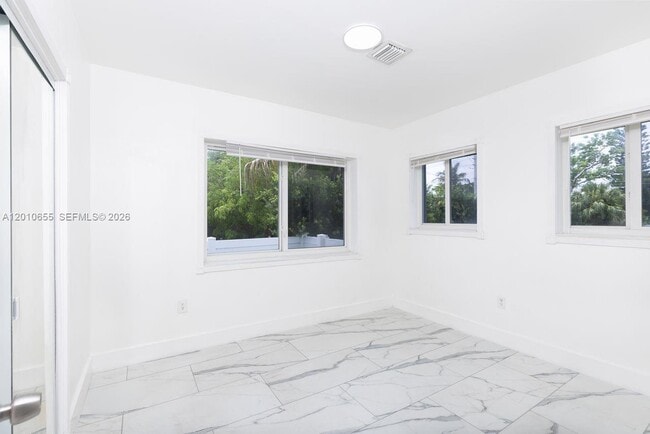 Building Photo - 15925 NE 18th Ave