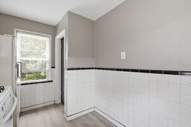 Building Photo - 3 Bed / 1 Bath | Ferguson, MO | $1,220/mo