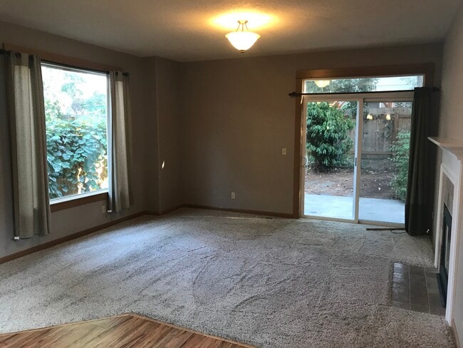 Building Photo - 3832 NE Roselawn St