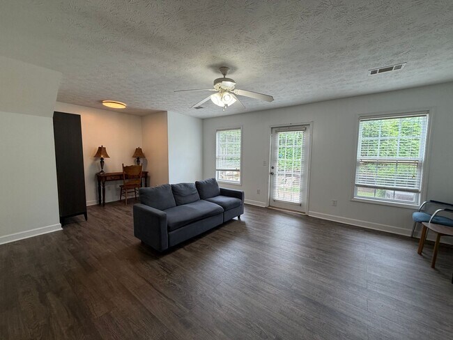 Building Photo - 1477 N Donahue Dr