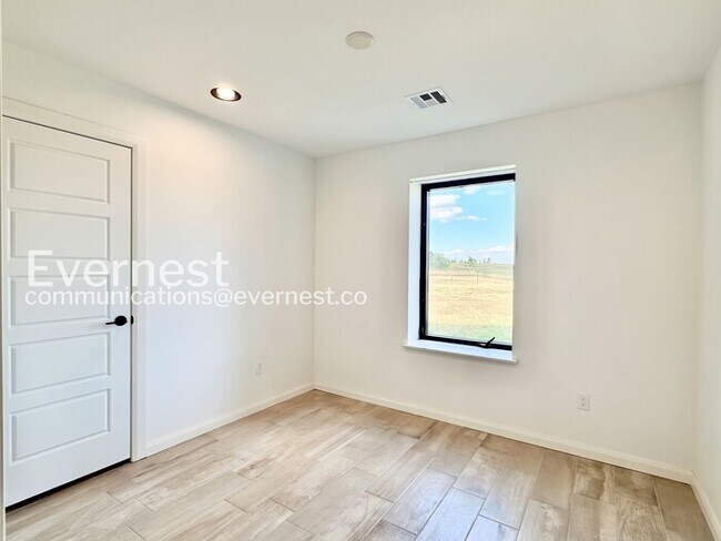 Building Photo - 2 Bed, 2 Bath Home with Garage / Pet-Friendly / Available Now!