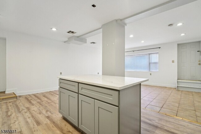 Building Photo - 109 S Orange Ave