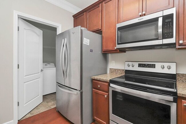 Building Photo - Beautiful End Unit 3BD/2.5BA Townhome in t...