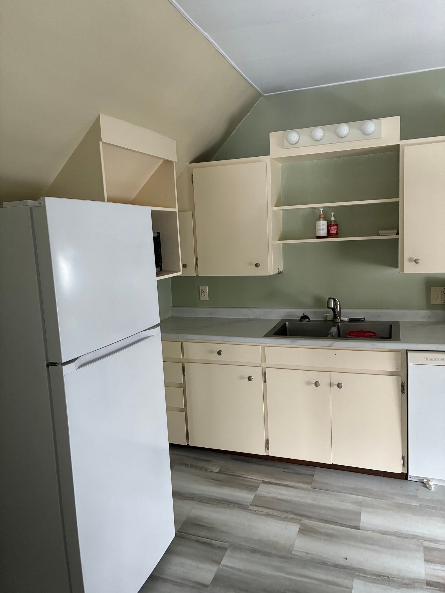 Building Photo - 320 W 20th St