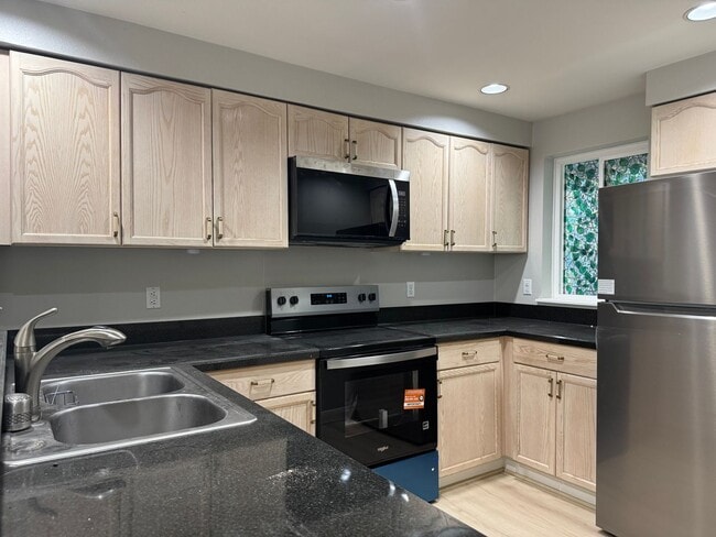 Building Photo - CLICK "REQUEST A TOUR" NOW!