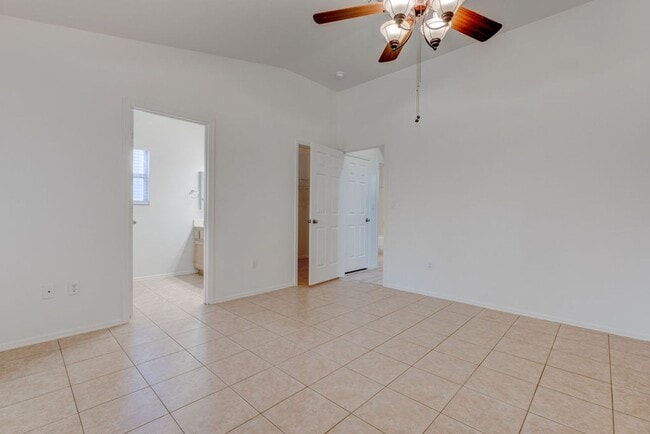 Building Photo - Beautiful 2 Bedroom Home Backing to Greenbelt