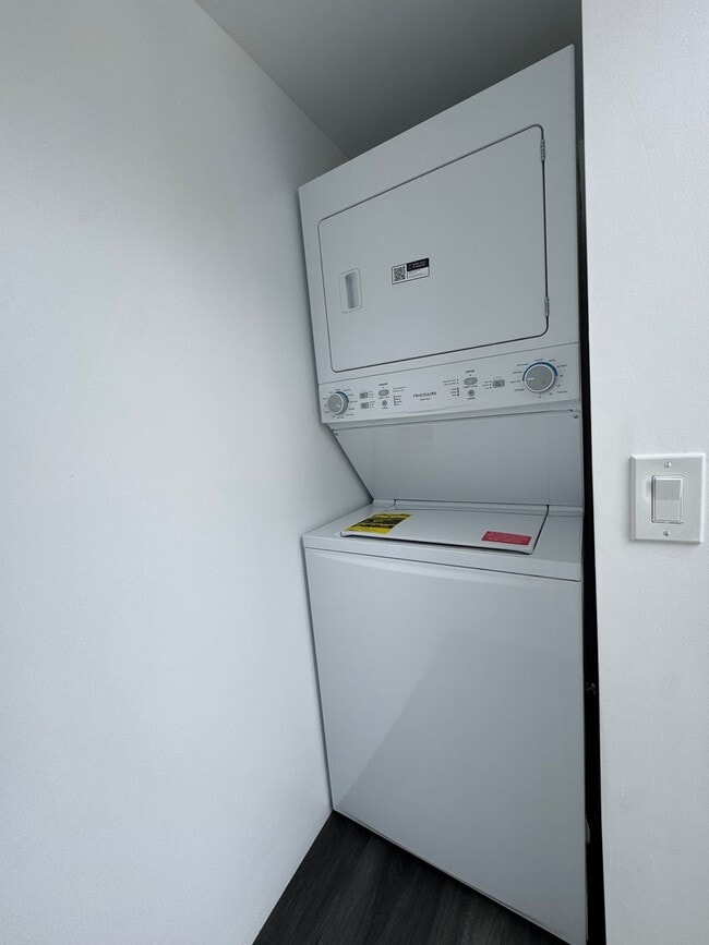Building Photo - Fully renovated apartment located in the heart of mid-city!!