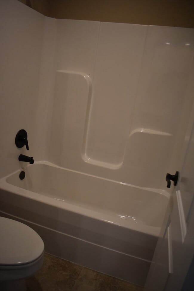 Building Photo - Upscale 4 Bedroom 3.5 Bathroom In The Heart of Fayetteville!!