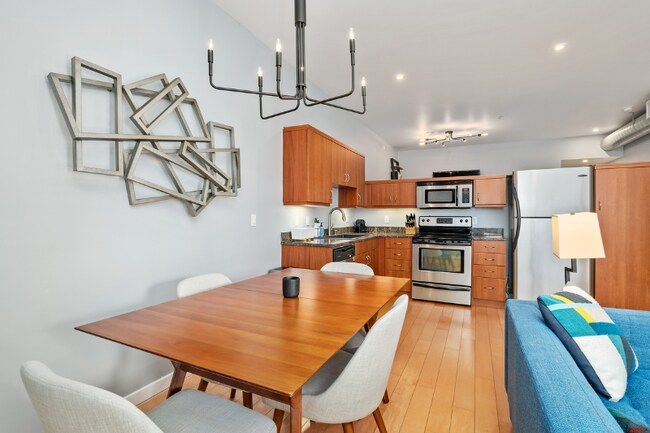 Building Photo - 889 Date St