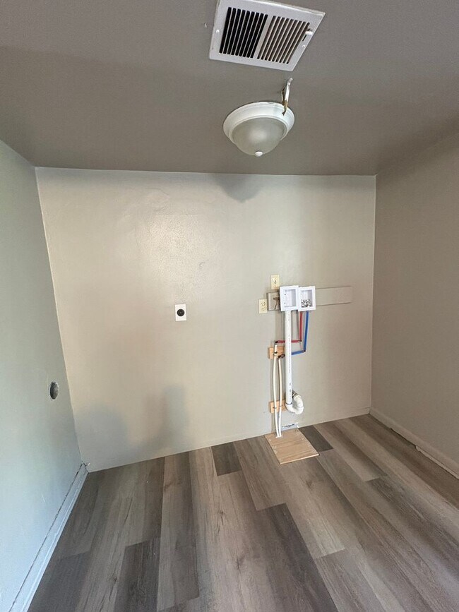 Building Photo - 623 Clifton Dr